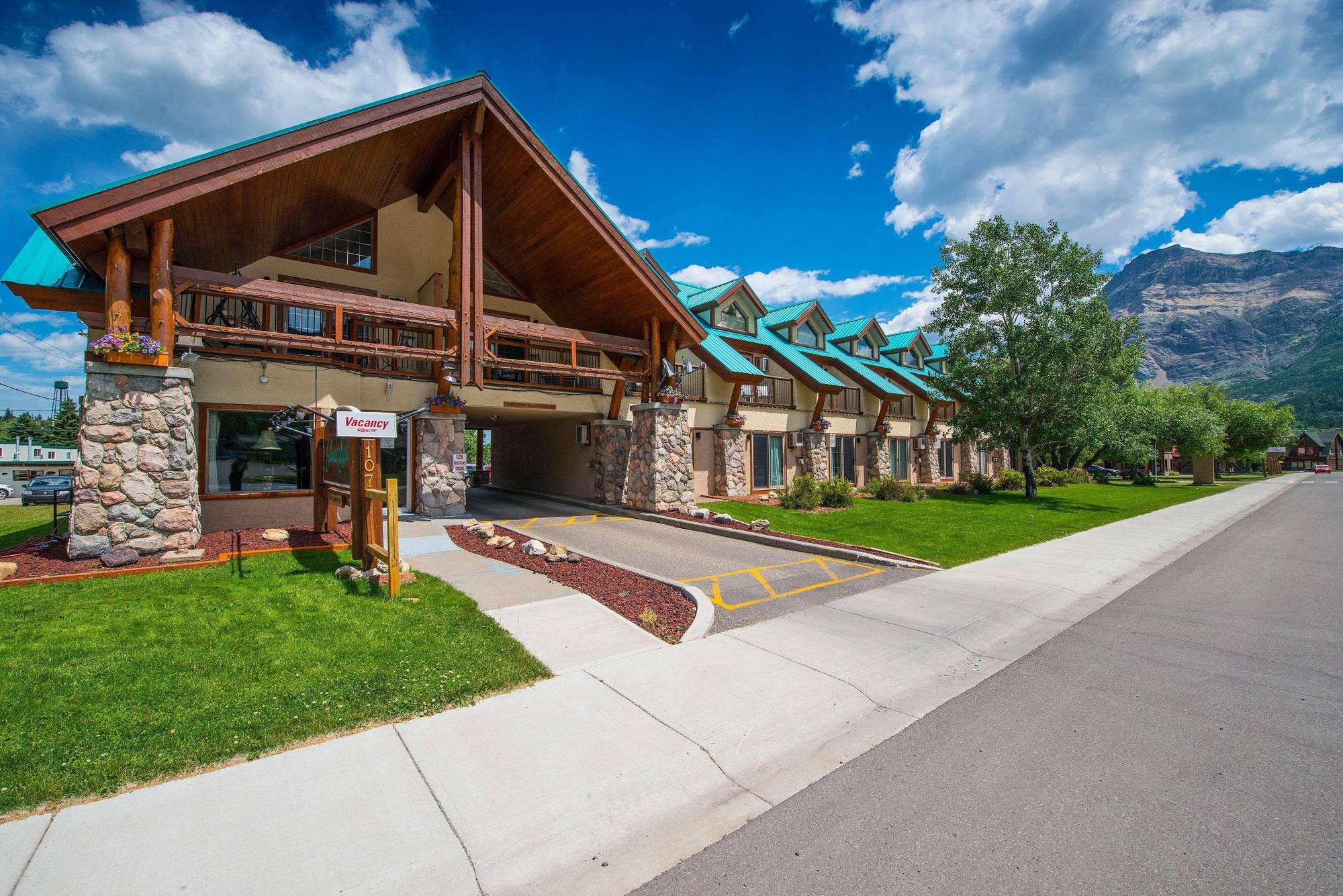 Waterton Glacier Suites Exterior foto